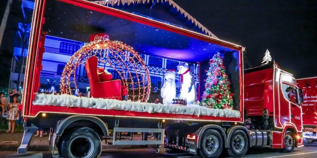 Cidades do Entorno recebem a Caravana Iluminada de Natal da Coca-Cola no  mês de novembro - Jornal O Grito