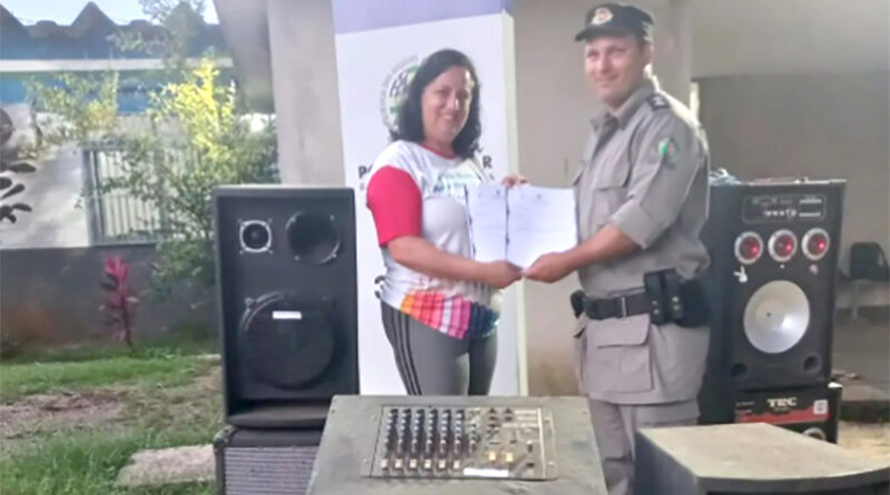 Escola de Cidade Ocidental recebe doação de caixa de som apreendida pela PM