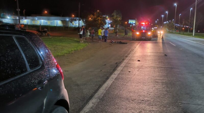 Motociclista perde a vida e garupa fica ferido após batida entre carro e moto na BR-040, em Luziânia