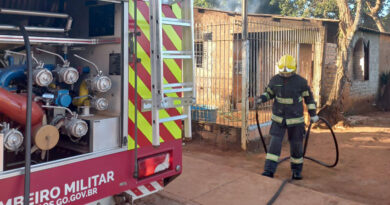 Corpo de Bombeiros combate incêndio residencial em Cidade Ocidental