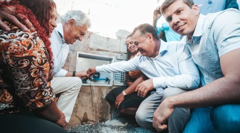 Após 60 anos de sofrimento, moradores do Residencial Brasília e Paraíso recebem água potável encanada
