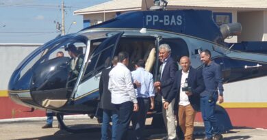 Ronaldo Caiado chega em Valparaíso em helicóptero apreendido durante operação contra o narcotráfico