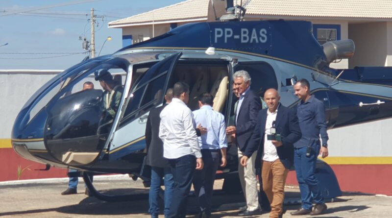 Ronaldo Caiado chega em Valparaíso em helicóptero apreendido durante operação contra o narcotráfico