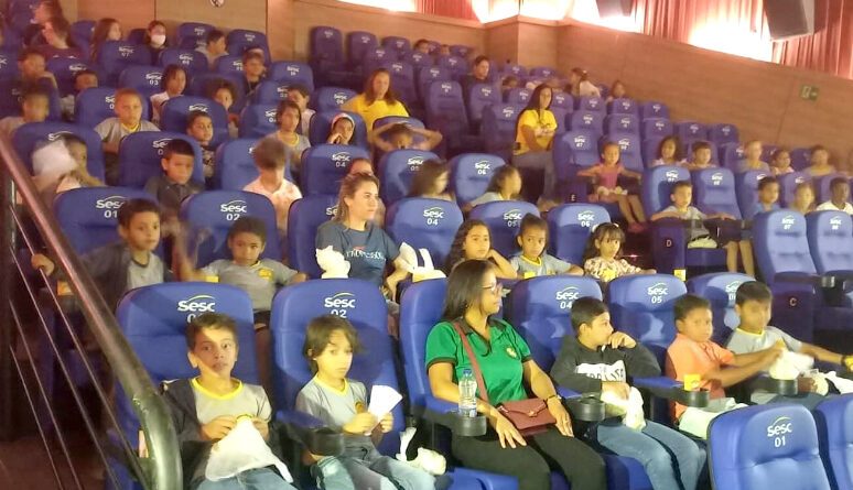 Alunos da Escola Municipal Rural dos Americanos se encantam com a magia dos cinemas, em Luziânia