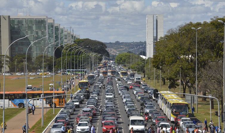 Caos no trânsito e passagens caras diminuem chances de moradores do Entorno conseguirem empregos no DF