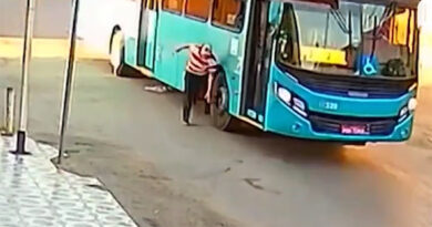 Homem morre ao tentar embarcar em ônibus e cair embaixo do veículo, em Novo Gama