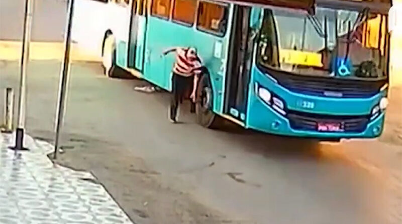 Homem morre ao tentar embarcar em ônibus e cair embaixo do veículo, em Novo Gama