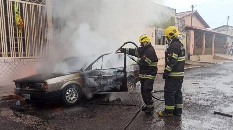 Carro fica destruído ao pegar fogo enquanto motorista dirigia, em Luziânia