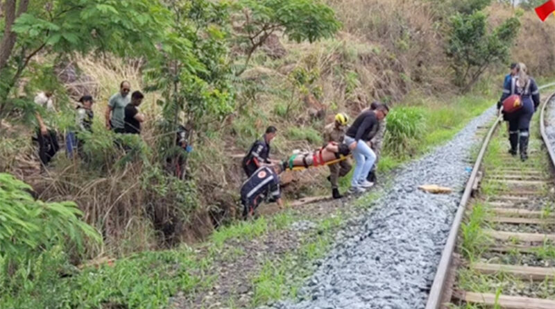 Homem é resgatado dentro de mata com ferimentos no rosto às margens da ferrovia, em Valparaíso