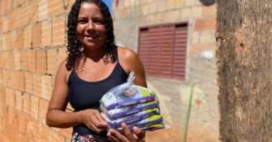 Famílias de Luziânia e Valparaíso recebem kits de alimentos através do Goiás Social