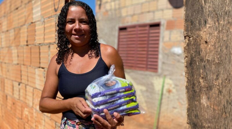 Famílias de Luziânia e Valparaíso recebem kits de alimentos através do Goiás Social