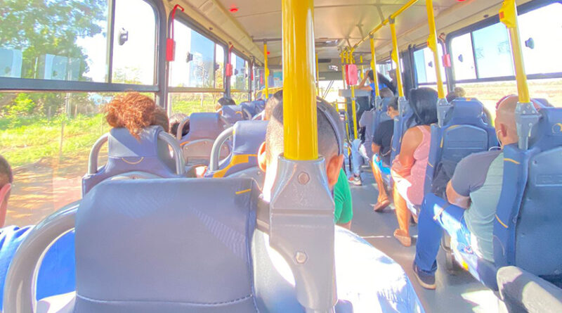 Passageiros pedem cortinas em ônibus sem ar-condicionado por conta do calor intenso