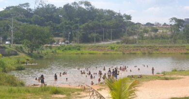 Ocidentalenses usam o Lago Jacob como forma de amenizar o calor neste feriado