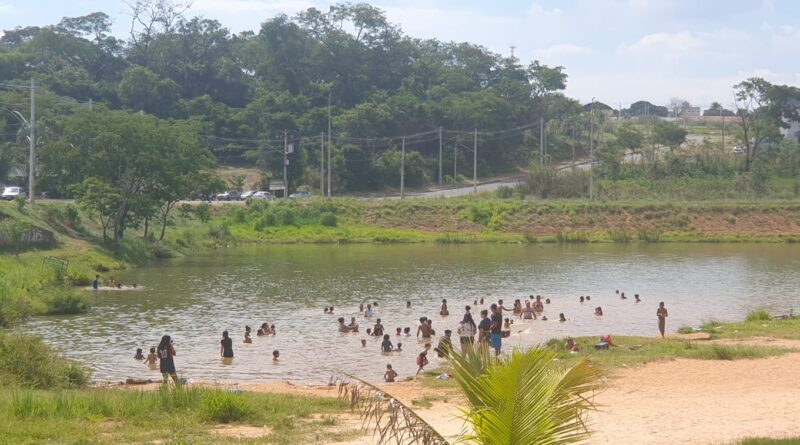 Ocidentalenses usam o Lago Jacob como forma de amenizar o calor neste feriado