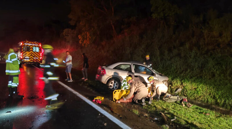 Acidente na BR-040 entre carro e caminhão deixa um óbito e três feridos, em Luziânia