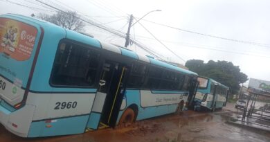 Ônibus da UTB cai em buraco e fica atolado no bairro Friburgo, em Cidade Ocidental