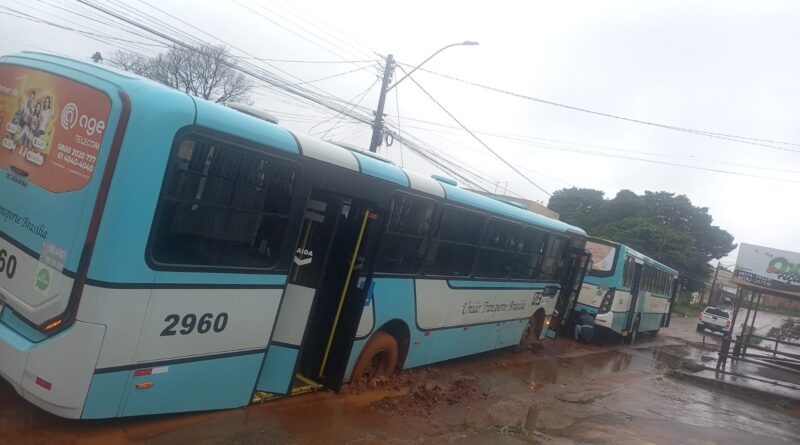 Ônibus da UTB cai em buraco e fica atolado no bairro Friburgo, em Cidade Ocidental