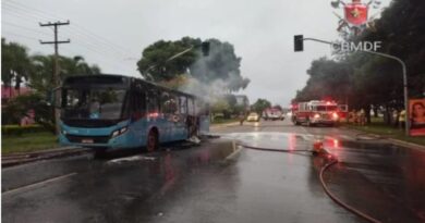 Ônibus do Entorno pega fogo com 47 passageiros que não se feriram.