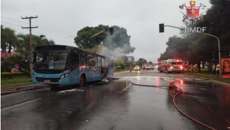 Ônibus do Entorno pega fogo com 47 passageiros que não se feriram.