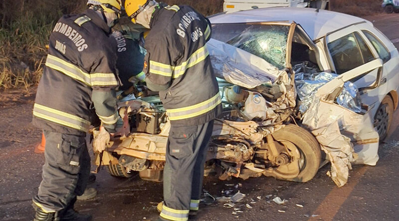 Acidente entre dois carros deixa um morto e dois feridos na GO-521, em Cidade Ocidental