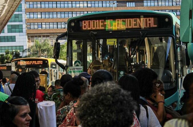 Caroline Fleury classifica a situação do transporte público entre o Entorno e o DF como desumana