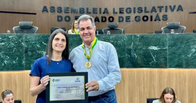 Após retorno ao cargo prefeito Fábio Correa recebe maior honraria da Assembleia de Goiás