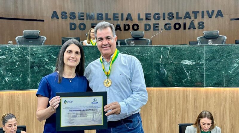 Após retorno ao cargo prefeito Fábio Correa recebe maior honraria da Assembleia de Goiás