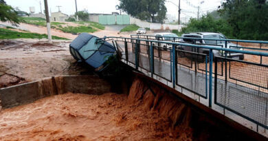 Carro quase despenca em riacho após temporal em Valparaíso; chuva transforma ruas em rios