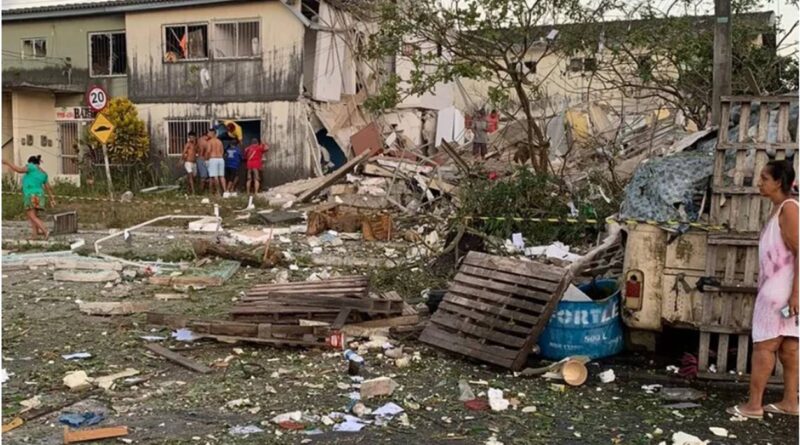 Explosão causa desabamento de prédio e três mortes em Maceió