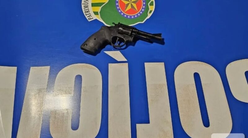 Foragido da Justiça do DF é preso com arma de fogo após ameaçar companheira na Cidade Ocidental