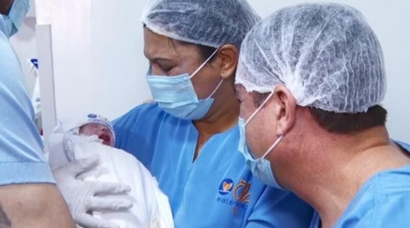 Aos 61 Anos, Tia realiza sonho de sobrinha e dá à luz ao pequeno Isaac