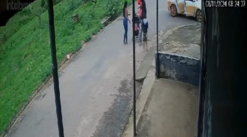 Vídeo flagra mulher com criança sendo assaltada por carro suspeito em Novo Gama