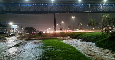 Uma forte chuva que atingiu Valparaíso de Goiás na noite desta quarta-feira, 4 de dezembro, expôs os desafios que esperam pelo prefeito eleito Marcus Vinícius. Apesar dos avanços recentes, a cidade ainda enfrenta uma infraestrutura precária, construída há mais de 30 anos e marcada pela falta de planejamento urbano, o que agrava os problemas durante as intensas chuvas. A tempestade provocou enxurradas de grande magnitude, arrastando veículos e alagando ruas e imóveis. Próximo à Câmara Municipal, um carro foi levado por alguns metros, perdendo o para-choque, que ficou jogado no gramado. A situação foi ainda mais crítica na BR-040, onde a marginal se transformou em um verdadeiro rio, colocando motoristas e pedestres em risco. No Atacadão Costa, um enorme alagamento se formou novamente, dificultando o trânsito e evidenciando a fragilidade da infraestrutura urbana. Em frente à Faculdade Anhanguera, o tráfego foi interrompido, criando sérios obstáculos para motoristas. Os bairros residenciais também foram severamente afetados. No setor de chácaras Ipiranga, as águas invadiram casas e apartamentos térreos do residencial Varandas IV. Moradores registraram cenas impactantes em que carros eram arrastados pela força da enxurrada, enquanto outros lutavam para conter a inundação dentro de suas residências. Essa situação em Valparaíso destaca a urgência de uma gestão que busque soluções estruturais para mitigar os efeitos das chuvas e evitar tragédias como a vivenciada nesta semana. Marcus Vinícius terá o desafio de reverter décadas de descaso e preparar a cidade para enfrentar eventos climáticos extremos com maior segurança. Cansada de ver cenas recorrentes de alagamentos, a população aguarda ações efetivas para transformar a realidade de Valparaíso de Goiás.