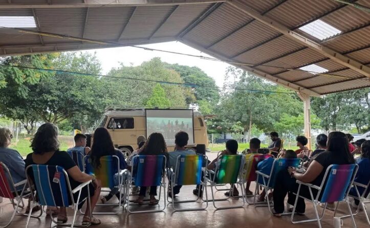 Cine Pipoca no Rolê leva a magia do cinema em uma kombi para a moradores de Novo Gama