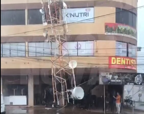 Chuva forte em Valparaíso provoca estragos, alagamentos e derruba torre de internet