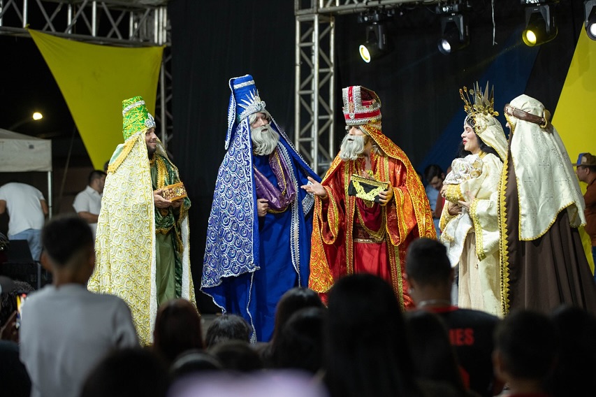 Novo Gama inicia celebrações com luzes natalinas e apresentação sobre o nascimento de Jesus.