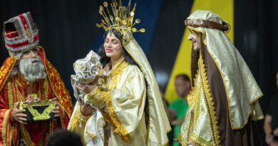 Novo Gama inicia celebrações com luzes natalinas e apresentação sobre o nascimento de Jesus.