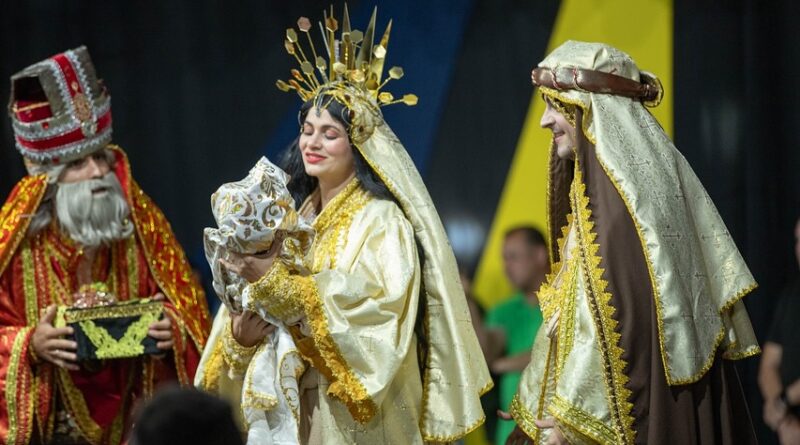 Novo Gama inicia celebrações com luzes natalinas e apresentação sobre o nascimento de Jesus.