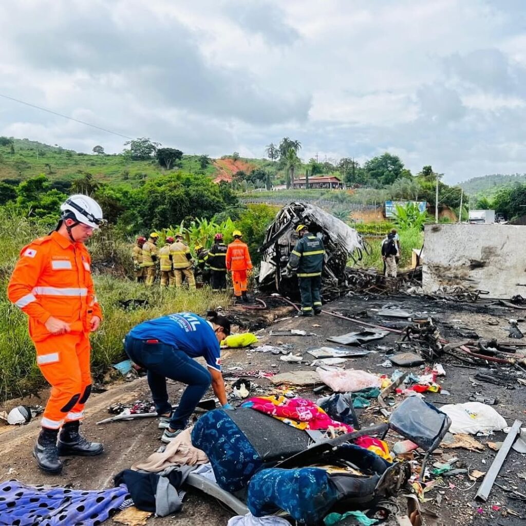 Acidente entre três veículos deixa 38 mortos na BR-116 em MG