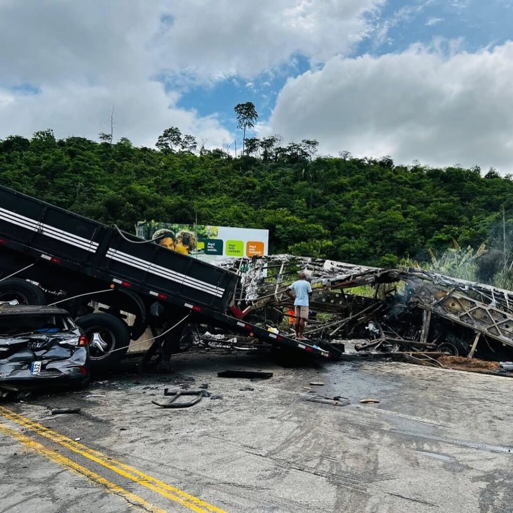 Acidente entre três veículos deixa 38 mortos na BR-116 em MG
