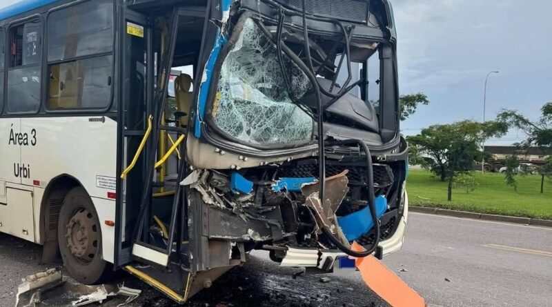 Fotos: engavetamento de três ônibus deixa cinco vítimas na BR-060