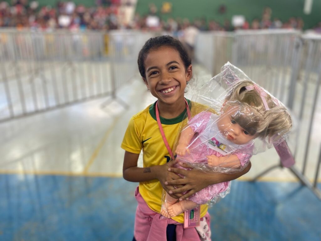 Milhares de brinquedos são distribuídos em ação do Natal do Bem em Luziânia