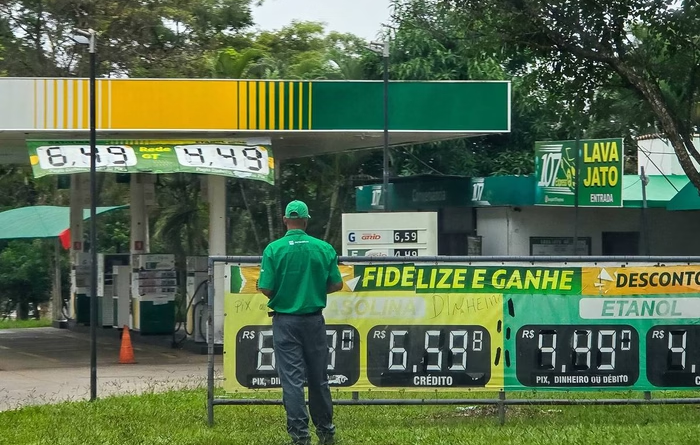 Após aumento surpresa, preço da gasolina subirá de novo em fevereiro