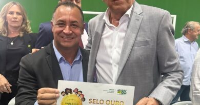 Em Goiânia, prefeito Carlinhos do Mangão recebe Selo Ouro e kits escolares