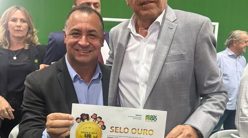 Em Goiânia, prefeito Carlinhos do Mangão recebe Selo Ouro e kits escolares