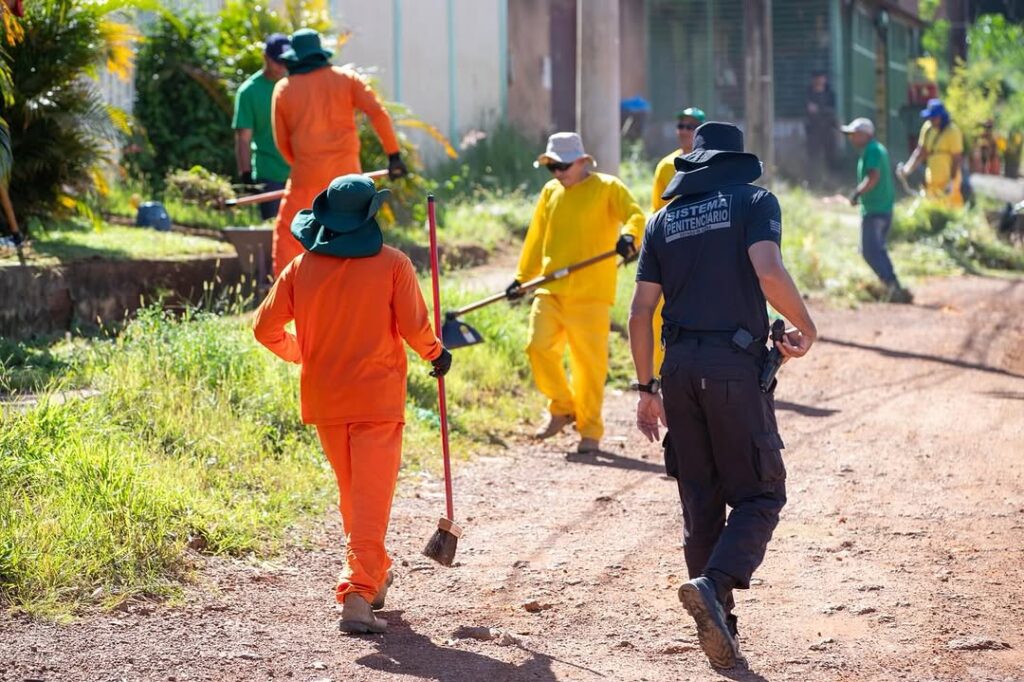 Projeto Cidade Limpa coloca detentos em mutirão da limpeza e proprietários serão notificados por lotes abandonados