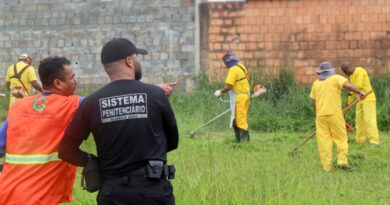 Detentos participam de limpeza urbana em Valparaíso de Goiás