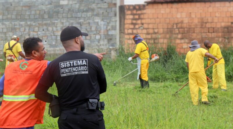 Detentos participam de limpeza urbana em Valparaíso de Goiás