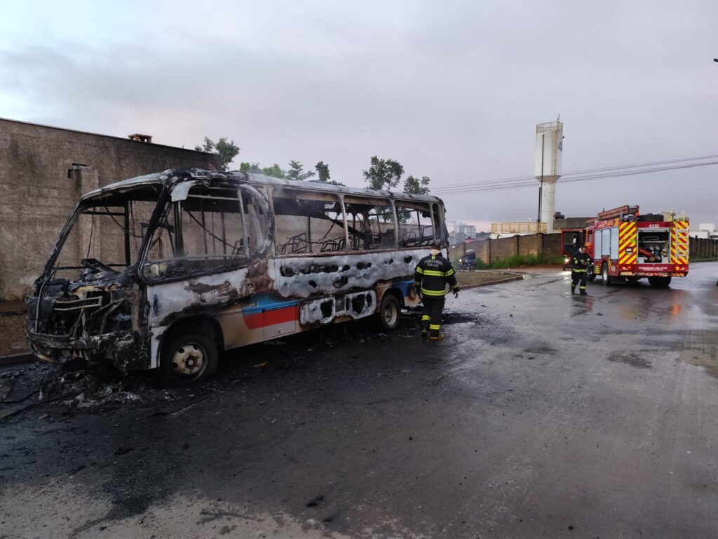 Micro-ônibus pega fogo e mobiliza bombeiros