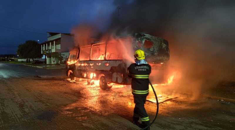 Micro-ônibus pega fogo e mobiliza bombeiros